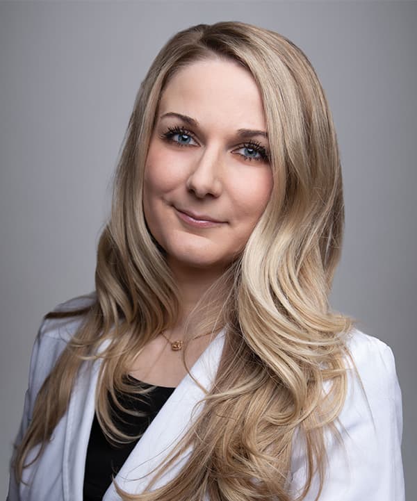 Tara Becher Headshot