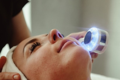 woman-getting-UVB-light-treatment