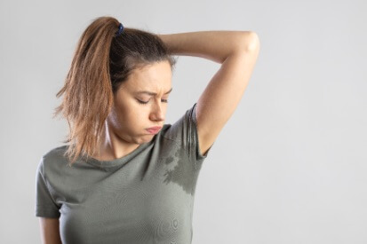 embarrassed-woman-sweat-underarms