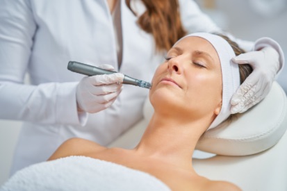 woman-getting-Microneedling